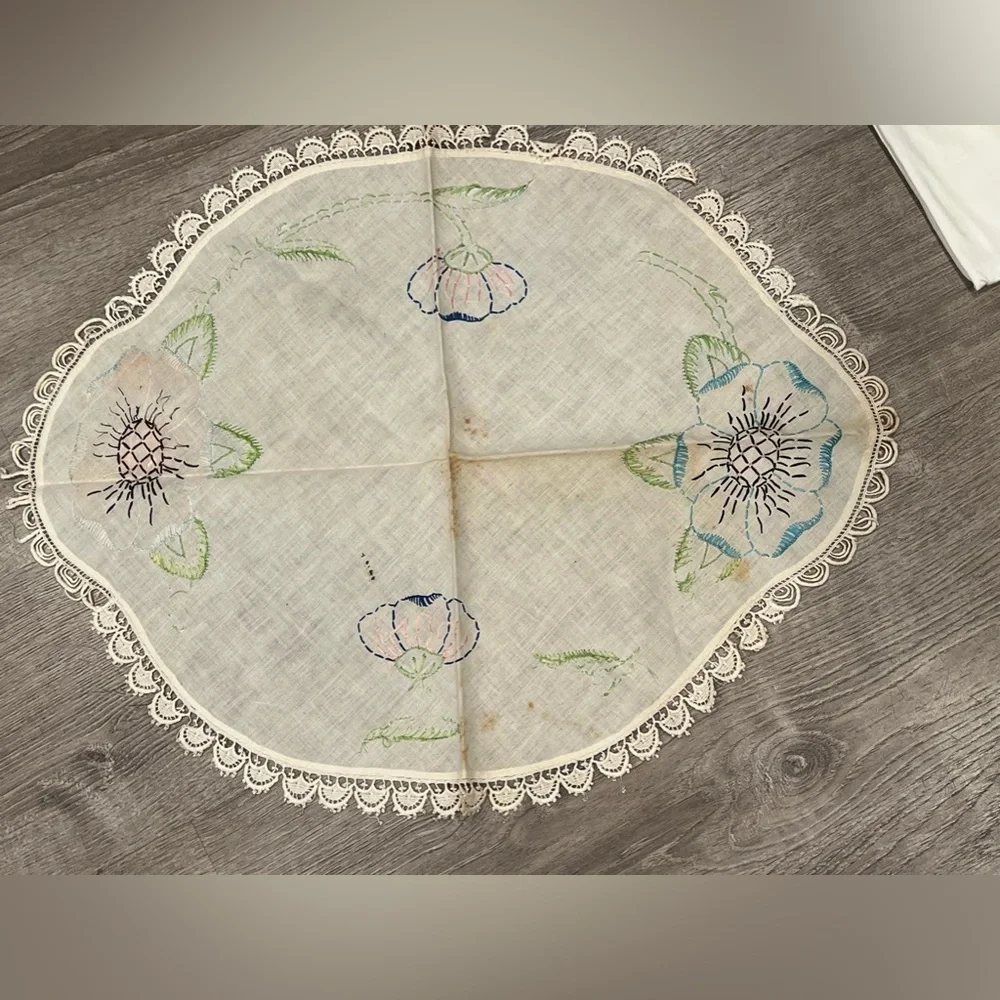 Lot of doilies, tea towels, tablecloths, appliquéd, crocheted, embroidered